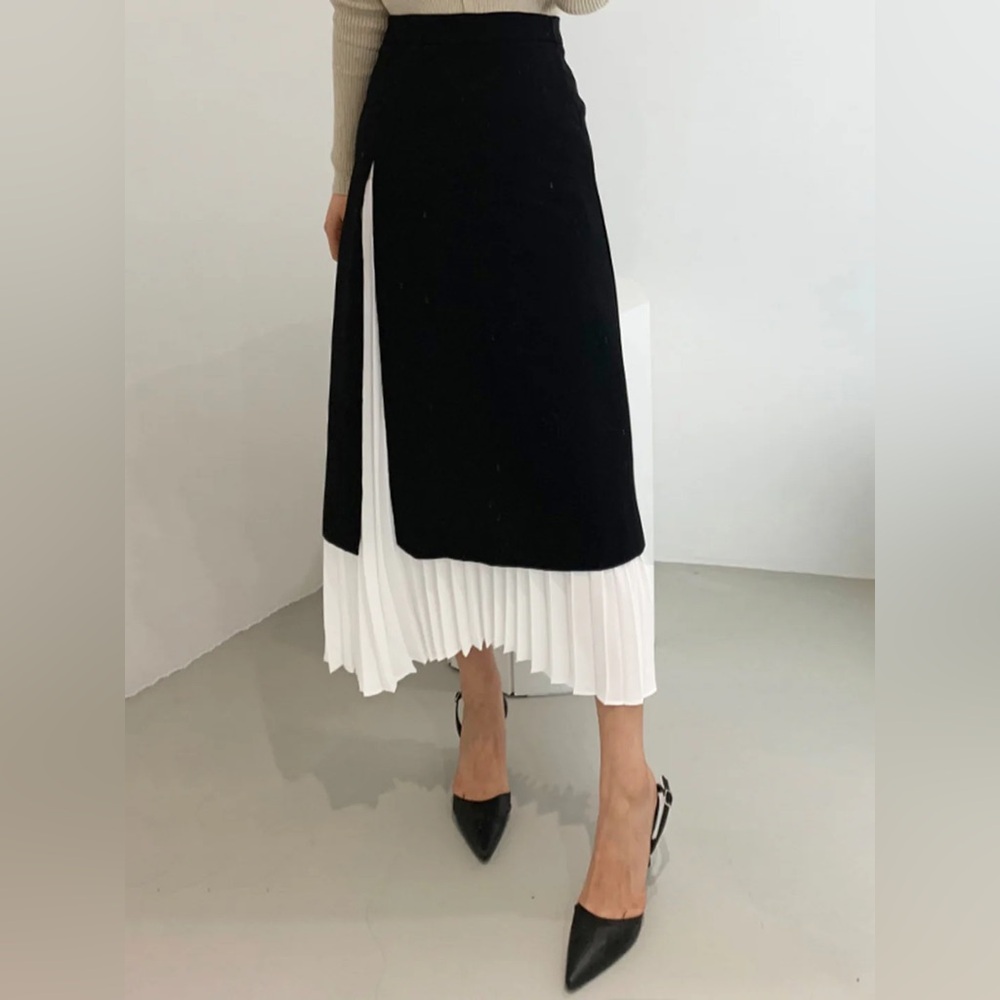 Commense Two Tone Pleated Long Skirt
Size XL